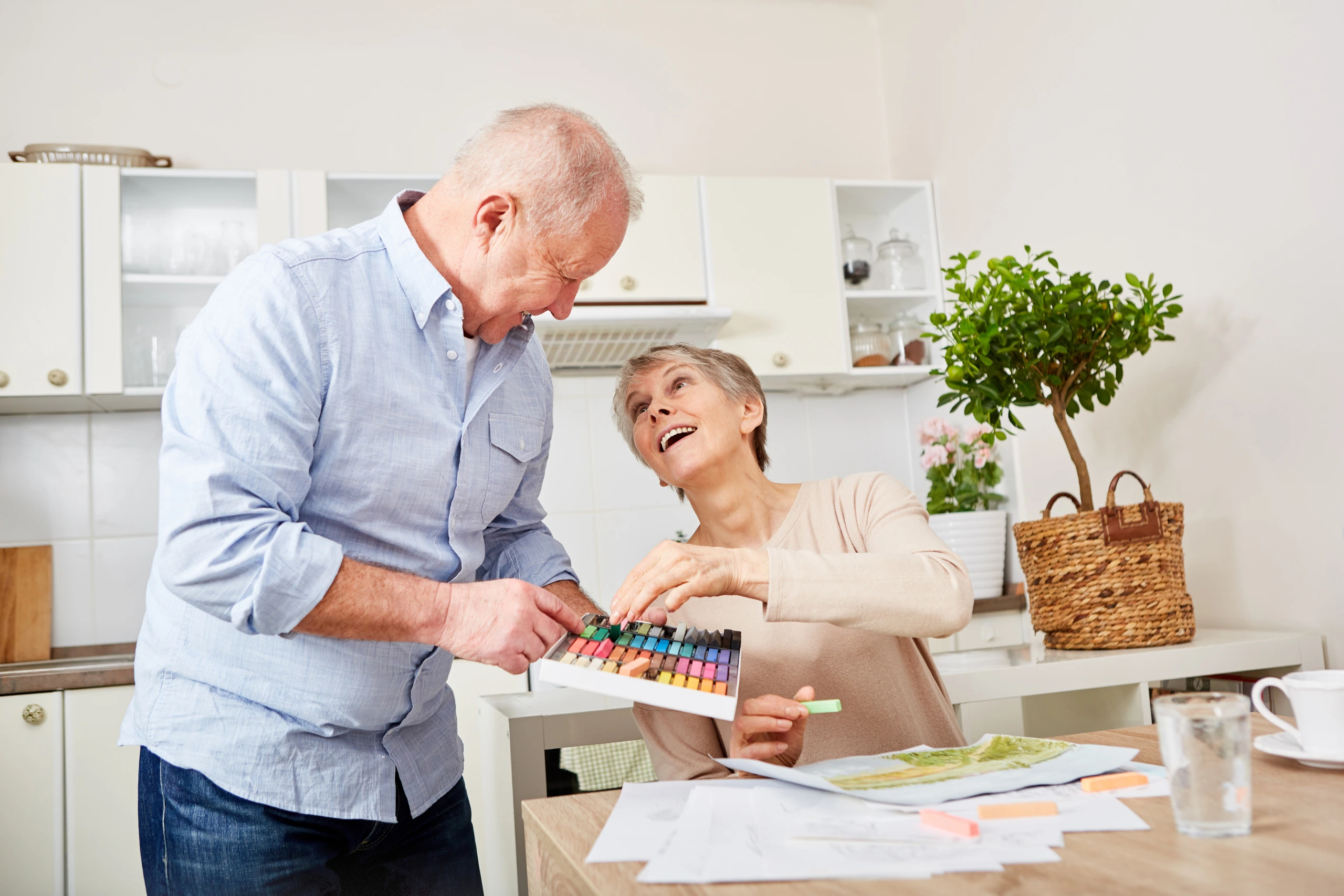 Comment les activités créatives stimulent l'épanouissement des aînés