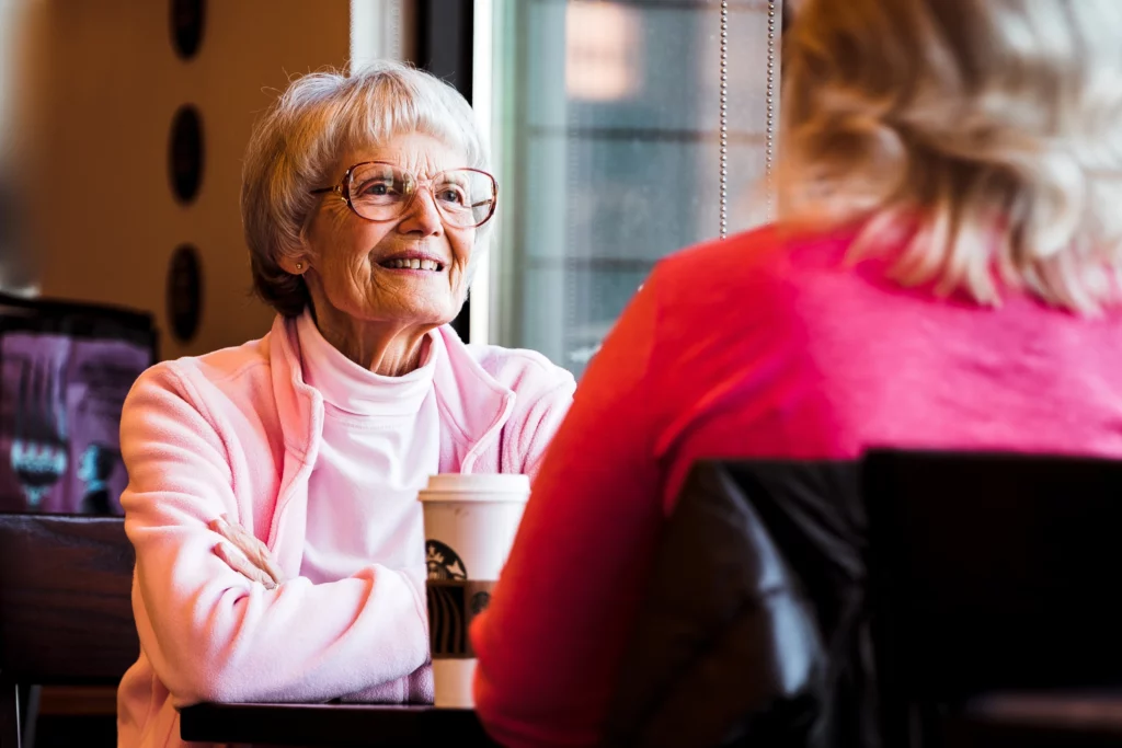 Pourquoi les jeunes retraités sont les mieux placés pour accompagner nos aînés ?